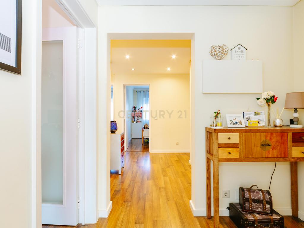 Apartamento T3 com 100,5 m² em Alfornelos com Arrecadação no piso -1 - Image 1