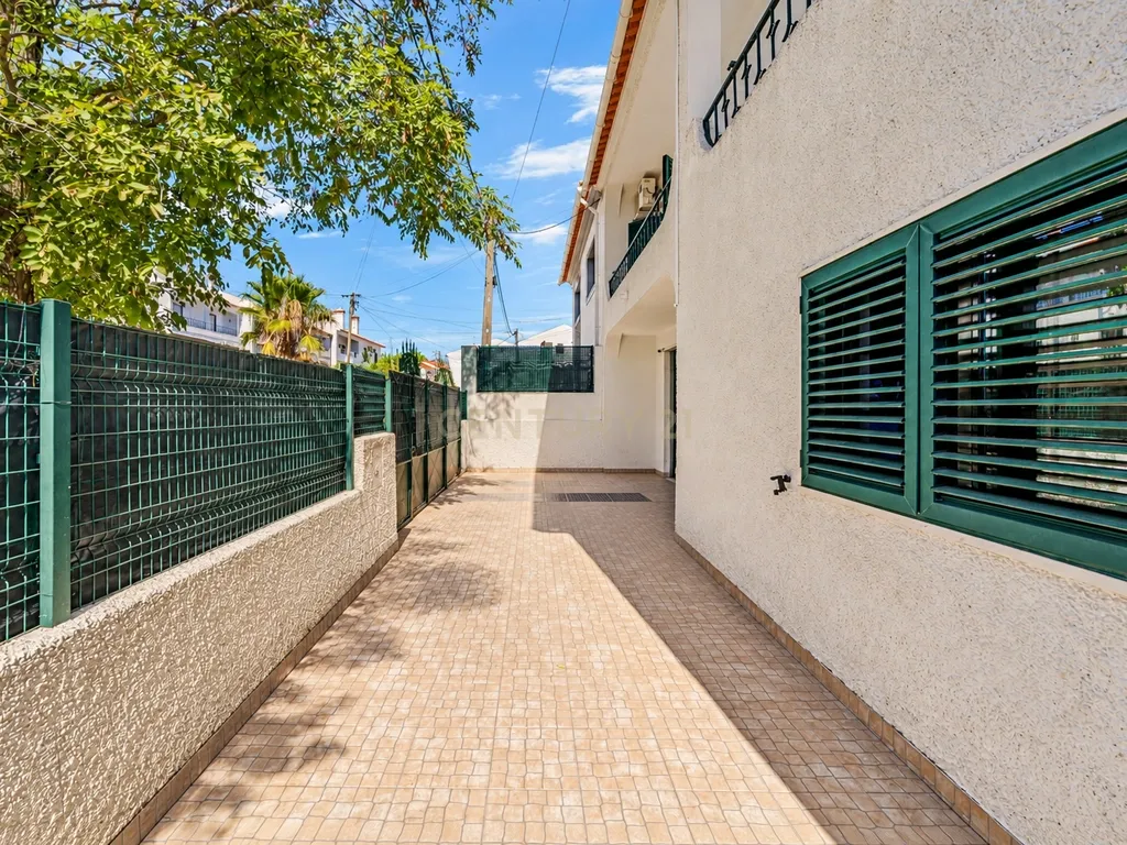 MORADIA T5 COM GARAGEM E PISCINA, 327 M² DE TERRENO PARA USUFRUIR - Image 4