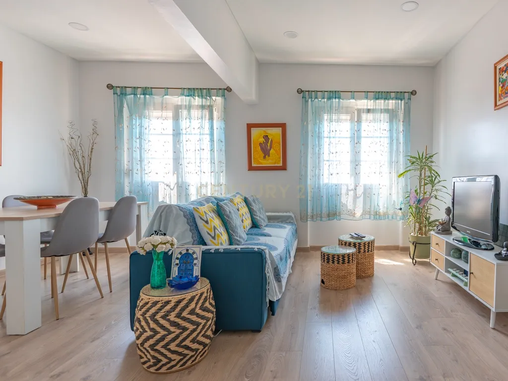 Wow - T2 renovado, com vista Rio no centro Histórico de Paço de Arcos - Image 1