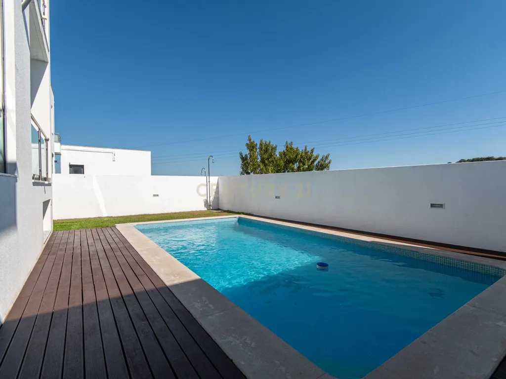 Moradia Isolada de Arquitetura Moderna com Piscina, Jardim e Garagem (Morelena /Pêro Pinheiro) - Image 50