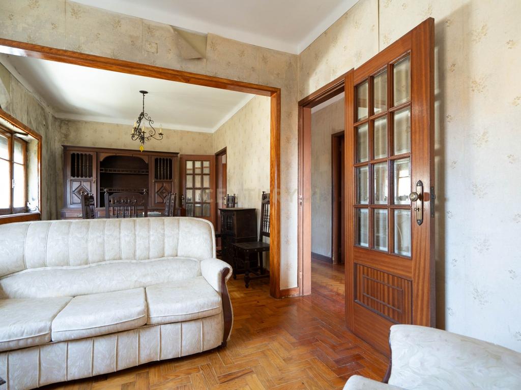 Excelente oportunidade de investimento no centro de São Martinho do Bispo, Coimbra. As referências C0289-01959 (moradia e terreno) e C0289-01957 (terreno) são vendidas em conjunto. - Image 3