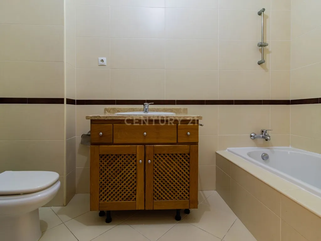 Excelente Apartamento T2 com 2 WC e Garagem - Image 15