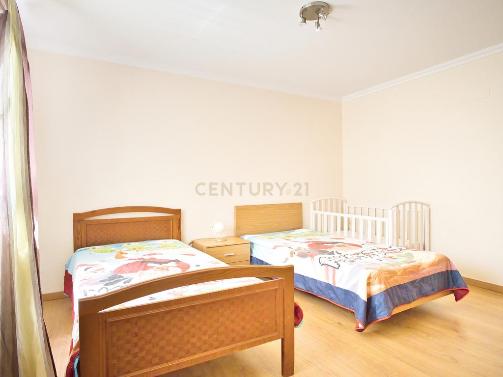 Apartamento T3 Espaçoso e Acolhedor, a Passos do Mar na Nazaré. - Image 13