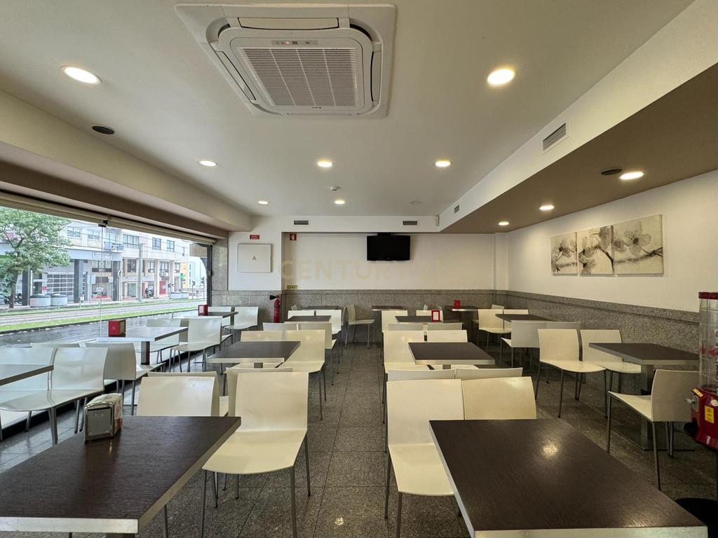 Café/Restaurante com 2 Armazéns e Loja Independente na Av. da República, Gaia - Image 5