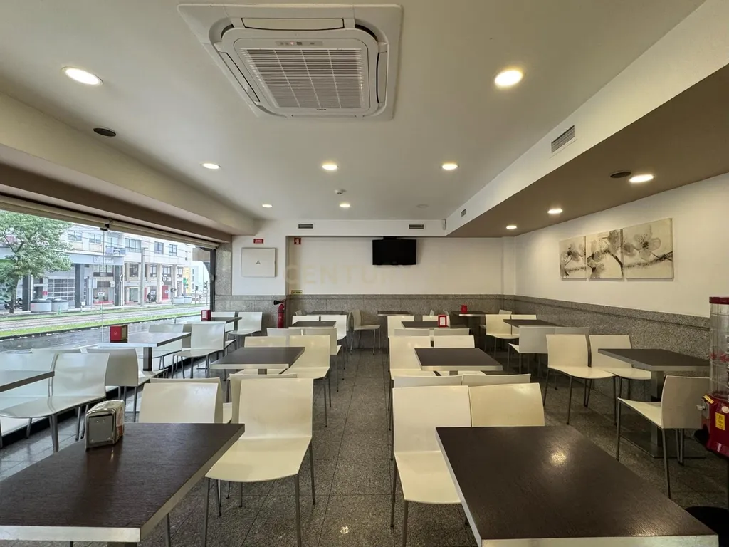 Café/Restaurante com 2 Armazéns e Loja Independente na Av. da República, Gaia - Image 5