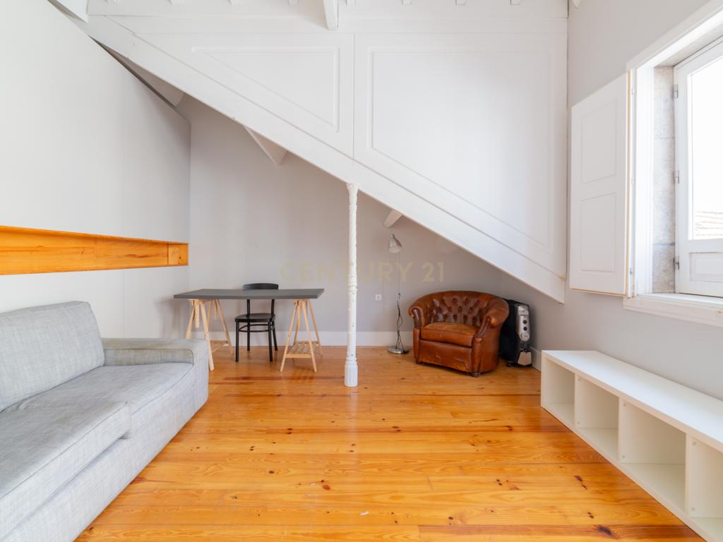 Apartamento com Terraço e Vista Única sobre o Porto – Rua de Santa Teresa - Image 7