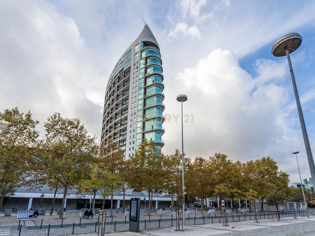 T3 Duplex na Torre de São Rafael com Vista Deslumbrante sobre o Tejo no Parque das Nações - Image 6
