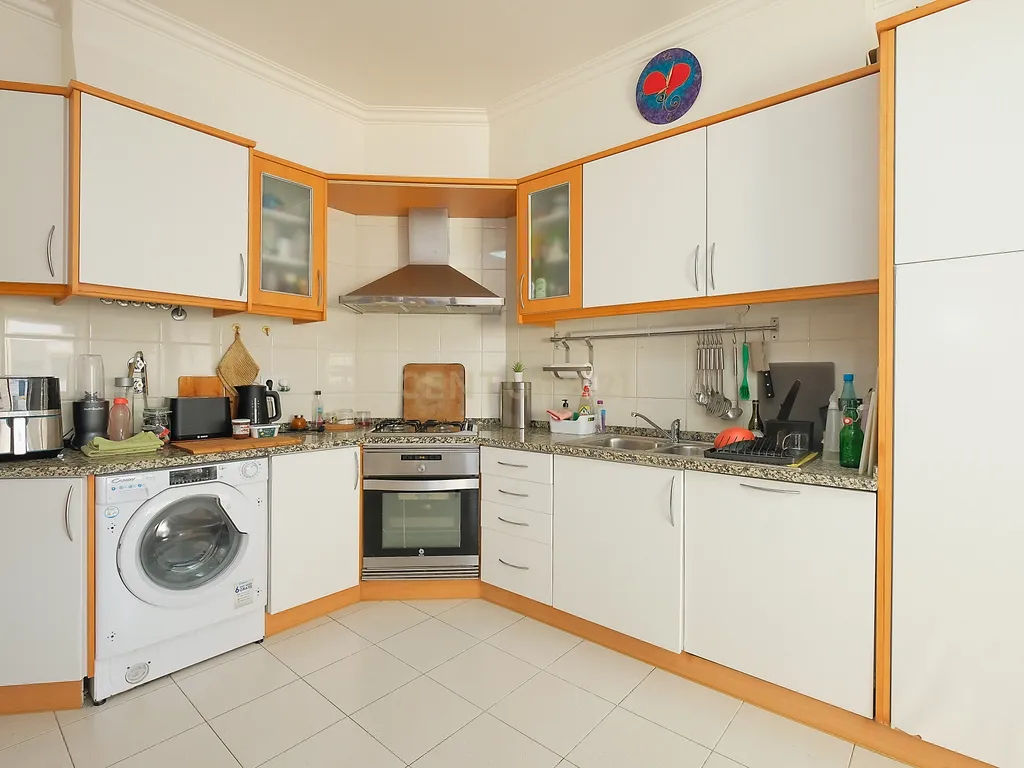 Apartamento T3 com Excelentes Áreas e Garagem na Urbanização Moinho do Guizo – Mina de Água, Amadora - Image 10