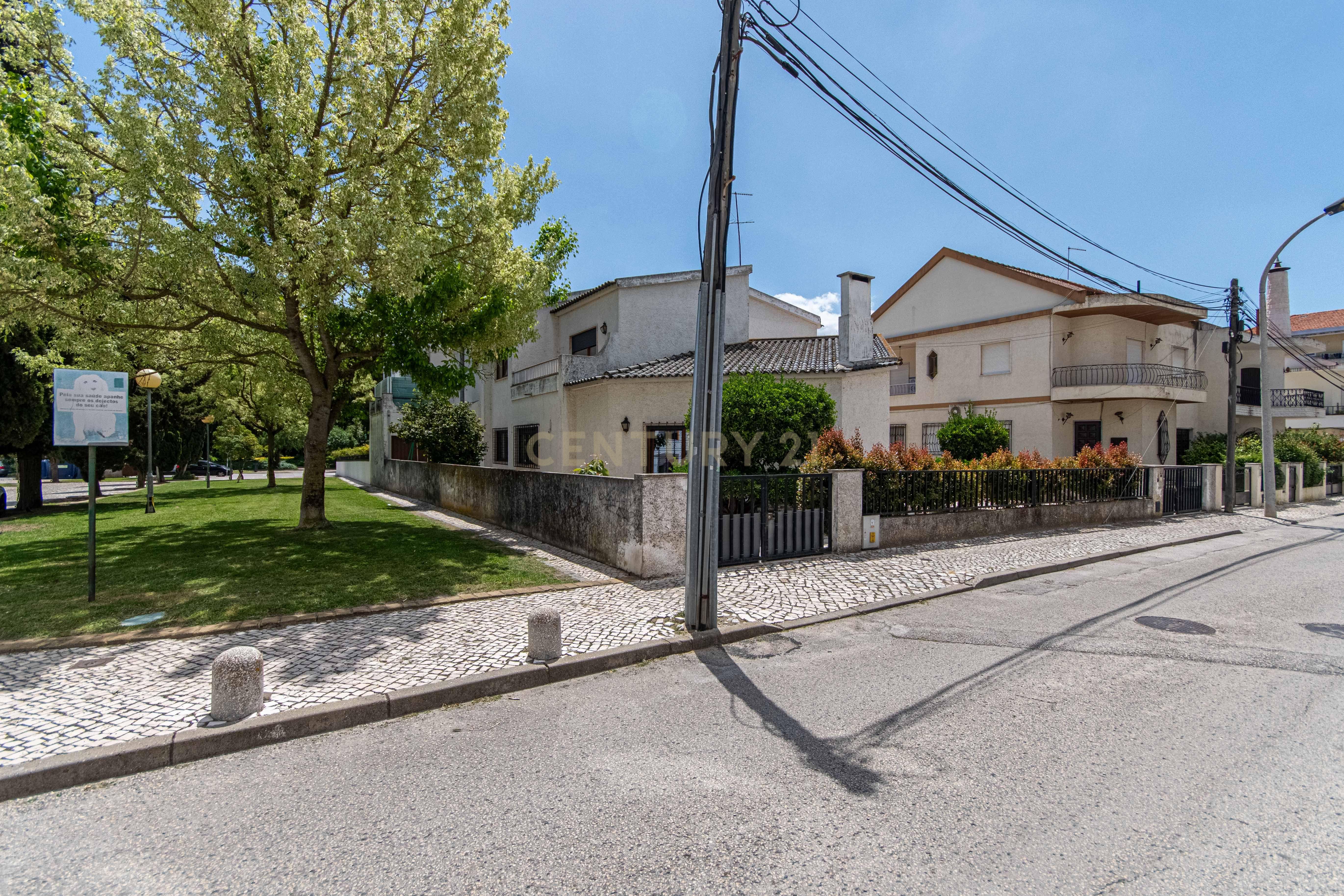 Moradia T6 no centro do Montijo com jardim e garagem - Image 7