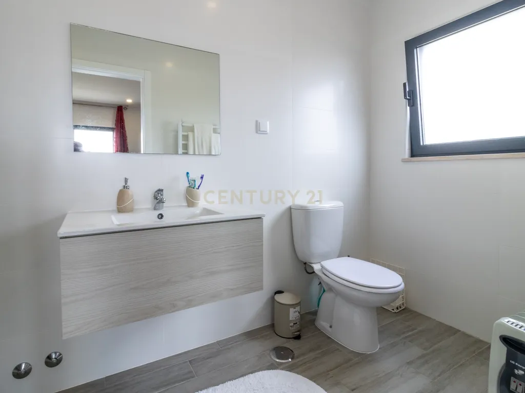 Excelente Moradia T3 Térrea SEMI-NOVA em Alcobaça com Jardim e garagem - Image 16