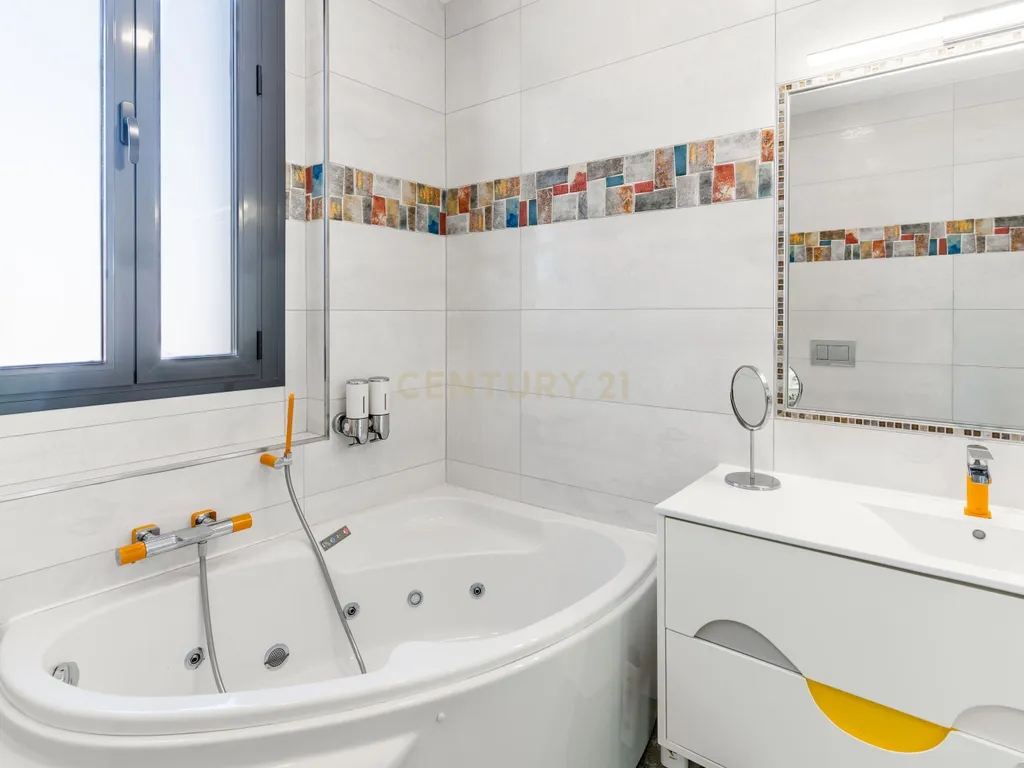 Luxuosa Moradia T4 com Vista Mar e Piscina em Almería - Image 106