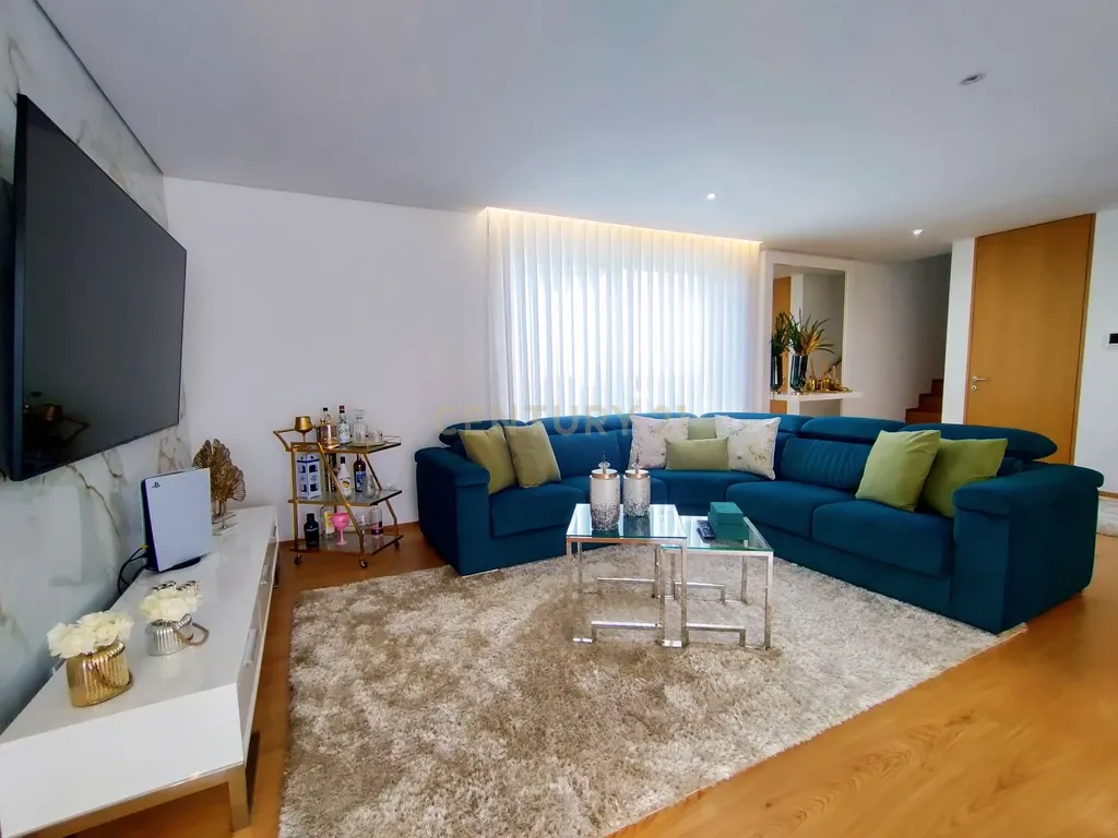 Moradia T4 Moderna com Piscina e Jardim – Touguinha - Image 46