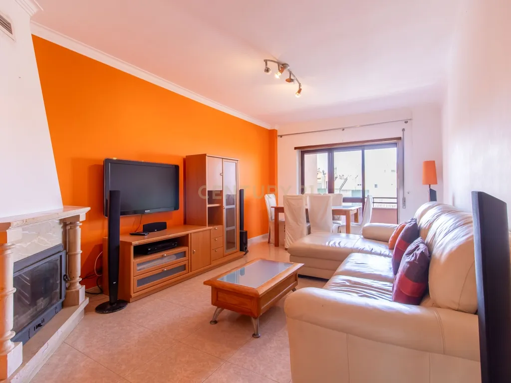 Apartamento T2 com suíte, varandas e garagem-  Cacém - Image 2