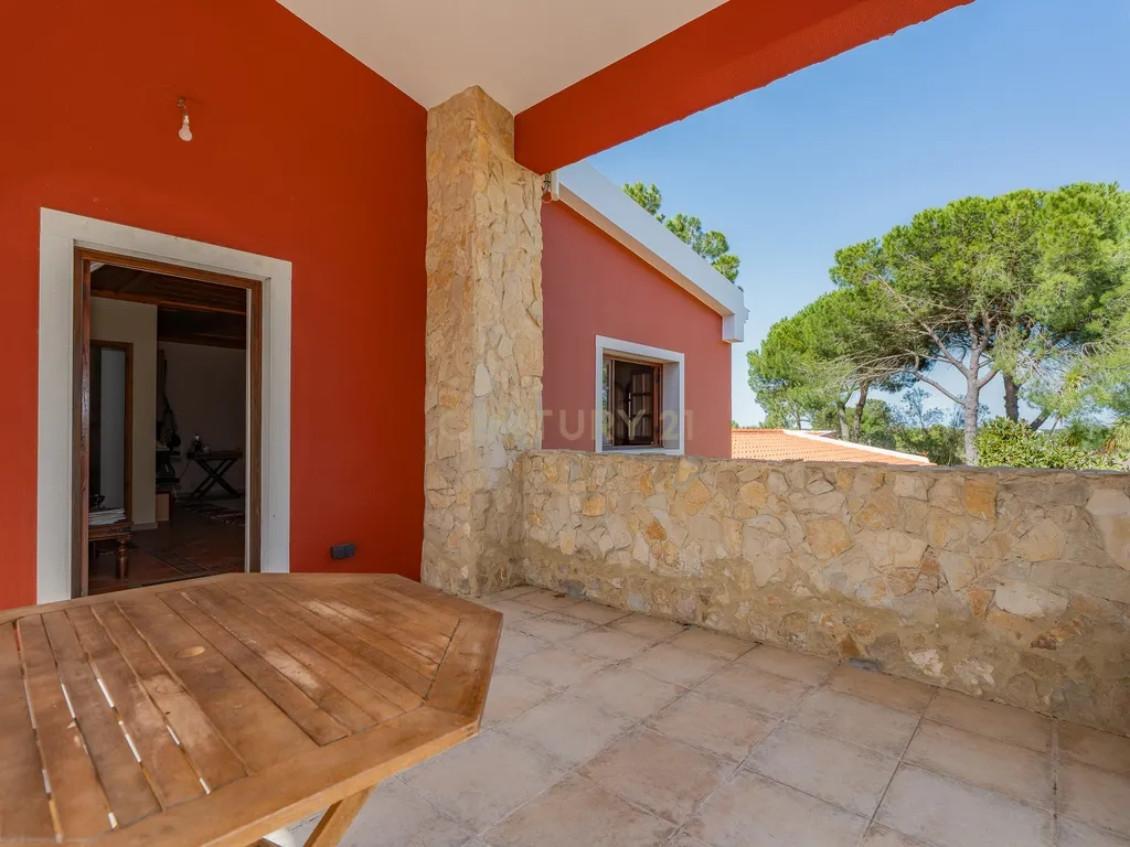 Fabulosa Quinta com lote de terreno de 22.381 m2, onde se encontra inserida uma moradia composta por dois pisos, com uma área bruta de 623 m2, uma área útil de 304 m2 e uma área bruta dependente de 319 m2, localizada em Santo Isidro de Pegões, na zona de Pegões, a pouca distância das belas praias de Setúbal. - Image 49