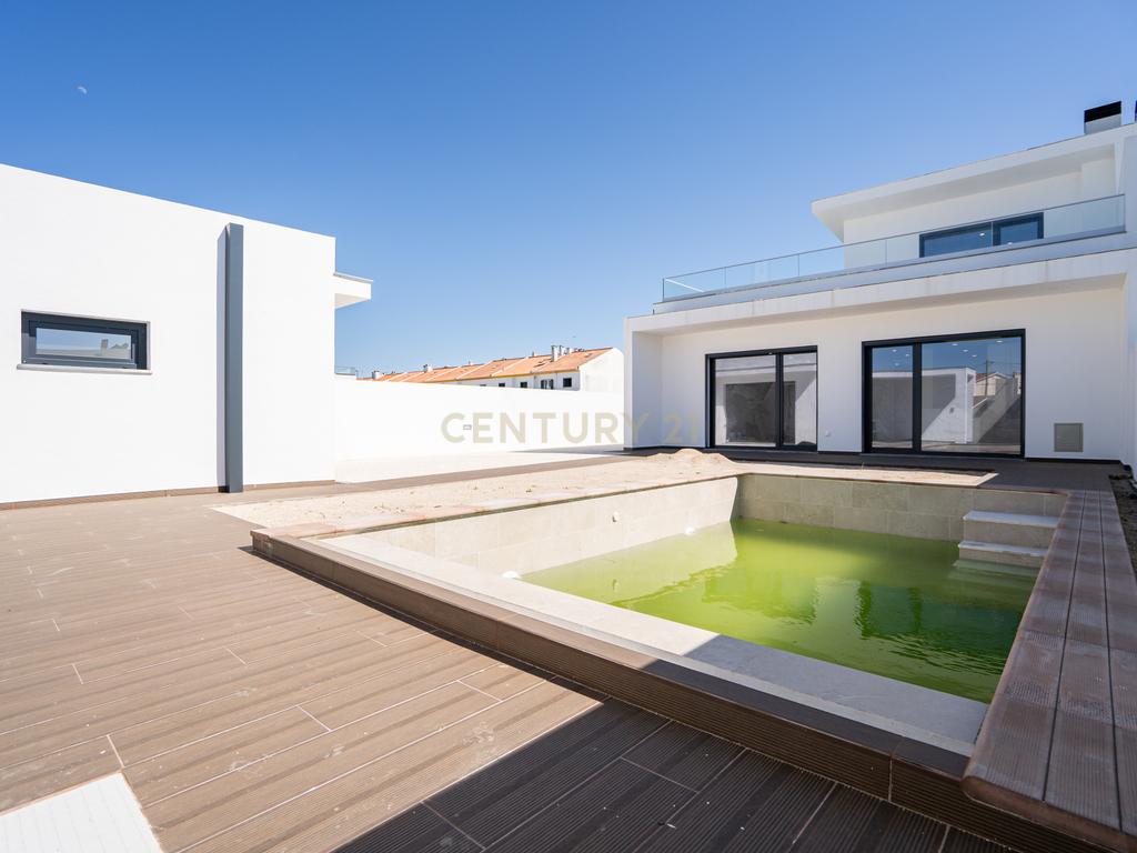Moradia Térrea com piscina e quatro suites - Image 9