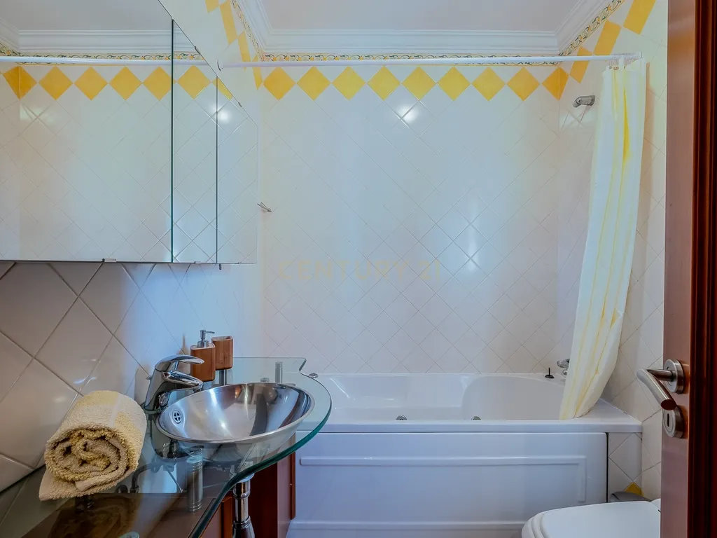 Elegante Moradia T4 com Piscina e Jardim em Mafra: Um Equilíbrio Perfeito entre Campo e Praia - Image 30