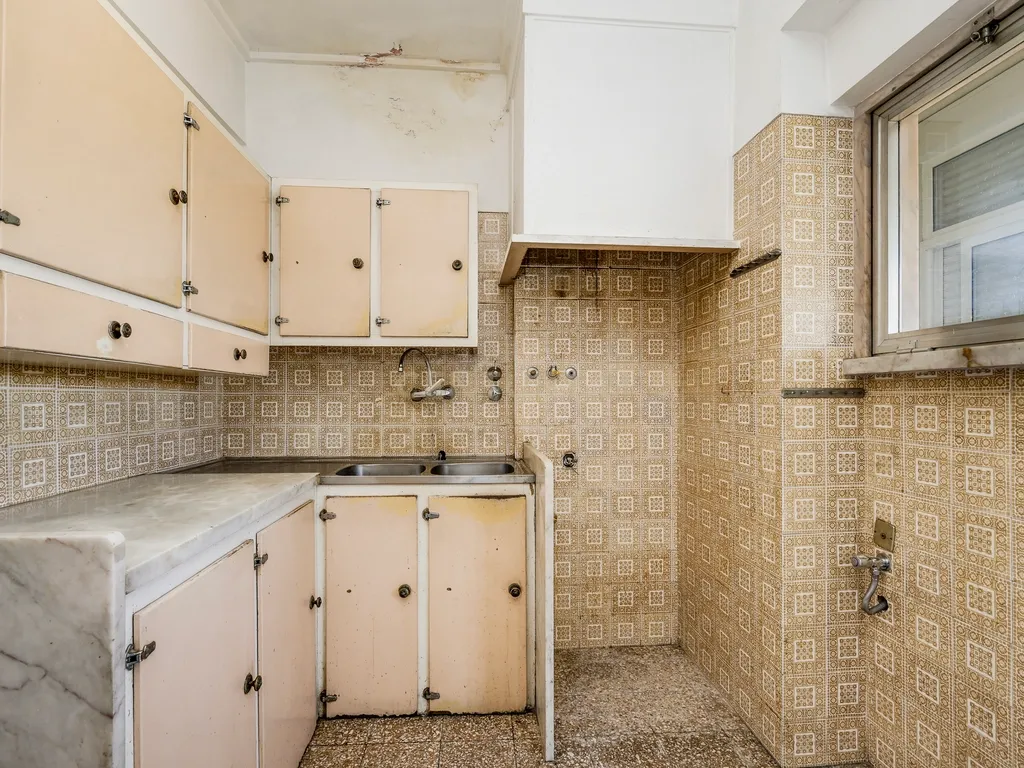 Apartamento T4 com 129 m² e estacionamento — Calçada do Tojal, oportunidade para remodelação total - Image 28