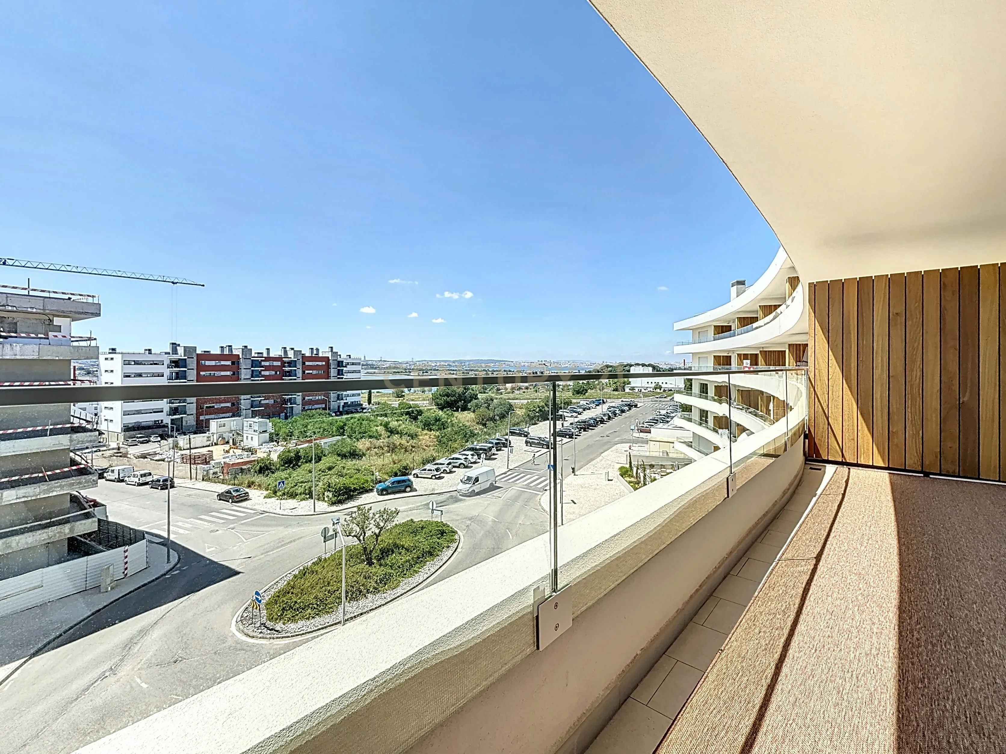 Apartamento T2 com Vista Rio, Semi-Novo, Empreendimento Seixal Baia / Vende-se com o mobiliário - Image 2
