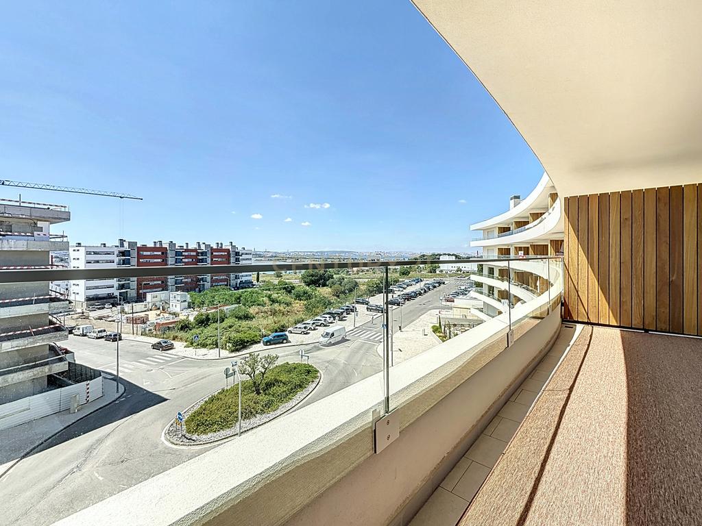 Apartamento T2 com Vista Rio, Semi-Novo, Empreendimento Seixal Baia / Vende-se com o mobiliário - Image 3