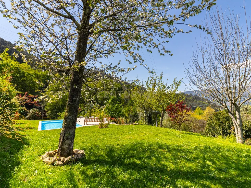 Um Refúgio no Gerês com 2 casas junto ao Rio - Image 11