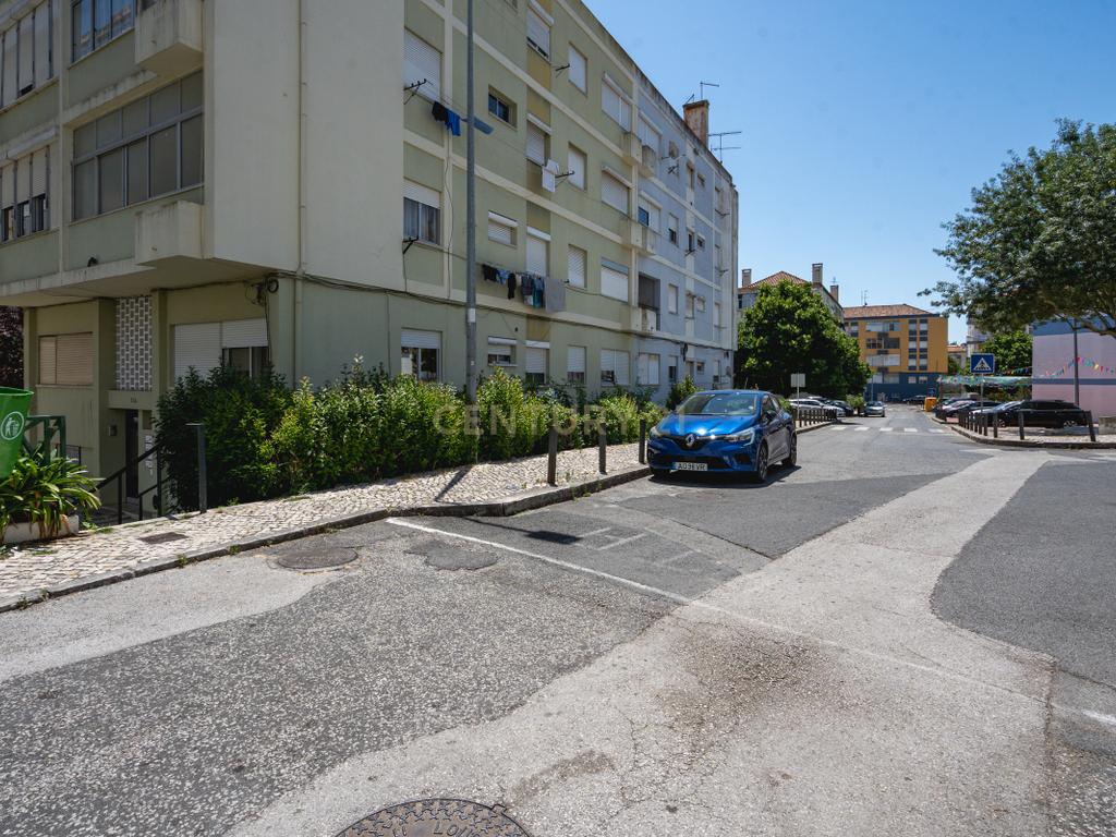 T2 Luminoso na Vila da Apelação – Espaço, Conforto e Potencial - Image 22