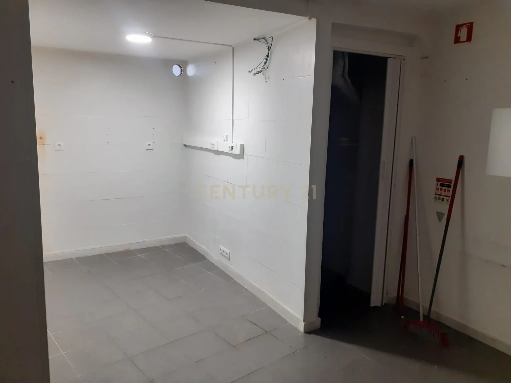 Loja para Arrendamento - Image 8