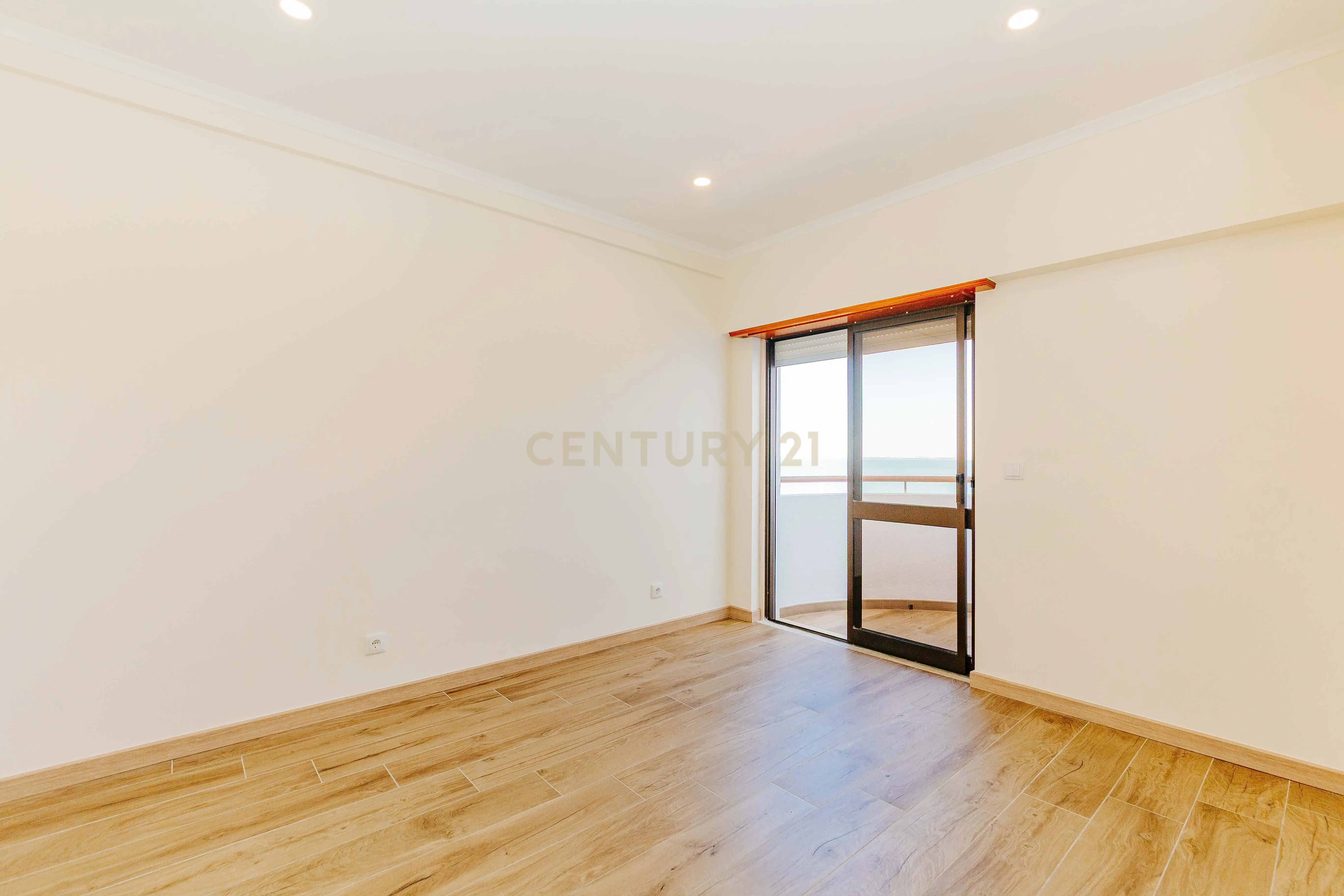 Apartamento T3 Renovado com Vista Rio em Santa Apolónia – Viva no Coração de Lisboa - Image 25