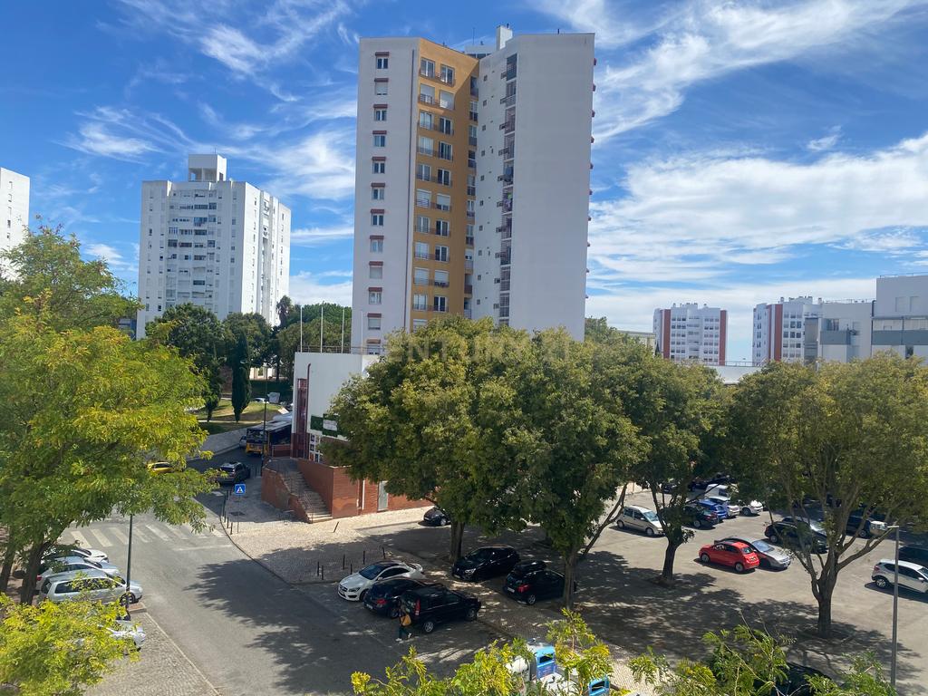 Apartamento de tipologia T3 com garagem e arrecadação em Marvila - Image 6
