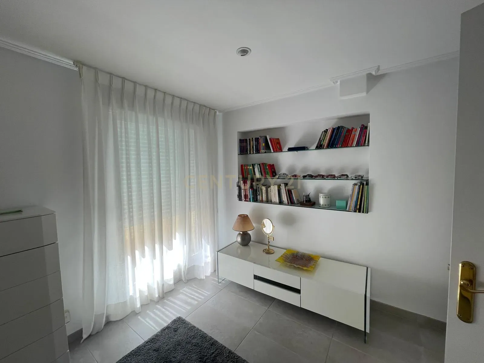 Luxuosa Moradia Renovada em Madrid com Vista para a Cidade - Image 8