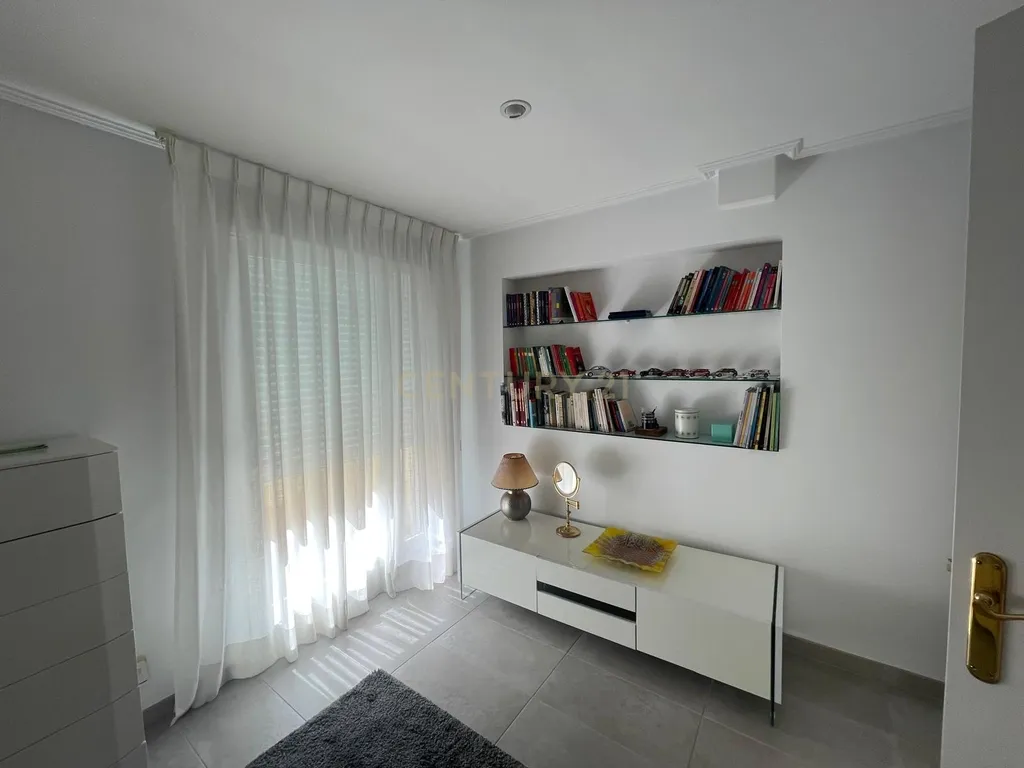 Luxuosa Moradia Renovada em Madrid com Vista para a Cidade - Image 8