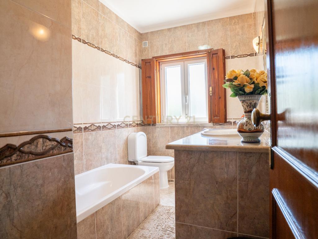 Moradia T4 Isolada com 308 m2 de construção, Jardim, com 4270 m² de Terreno. - Image 37