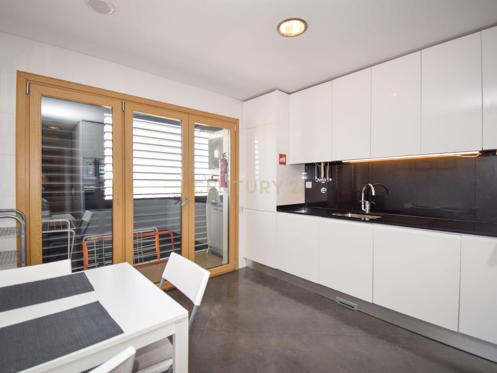 Apartamento T3 com Áreas Generosas e Vista Desafogada - Image 20