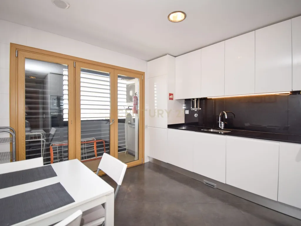 Apartamento T3 com Áreas Generosas e Vista Desafogada - Image 20