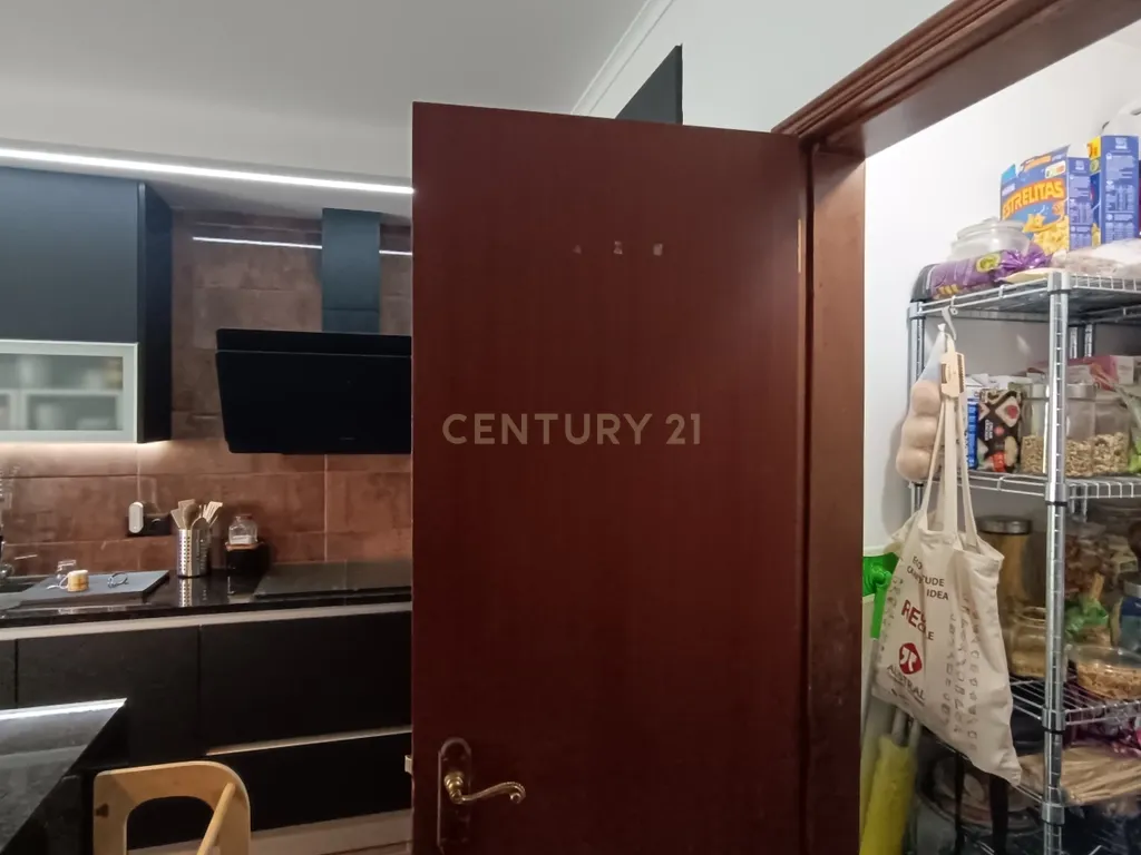 Moderno Apartamento T4 no centro de Olhão - Image 11