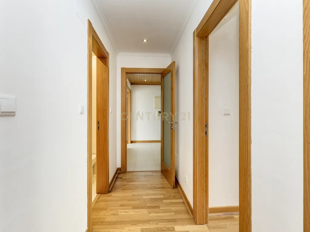 Apartamento T3 na Serra das Brancas, com box de 67m2 e arrecadação. - Image 12