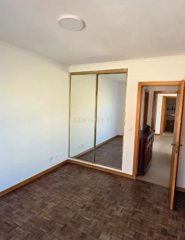 Arrenda-se apartamento T2 para 2º Andar com Elevador em Peniche edifício Berlenga. Se procura uma zona - Image 11