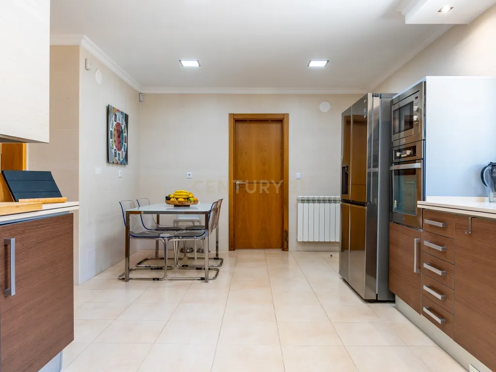 Moradia T4 em Azeitão com Jardim e Segurança 24h - Image 9