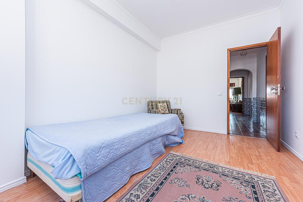 Apartamento T3 em bom estado de conservação com áreas generosas, S. Sebastião, Setúbal - Image 19