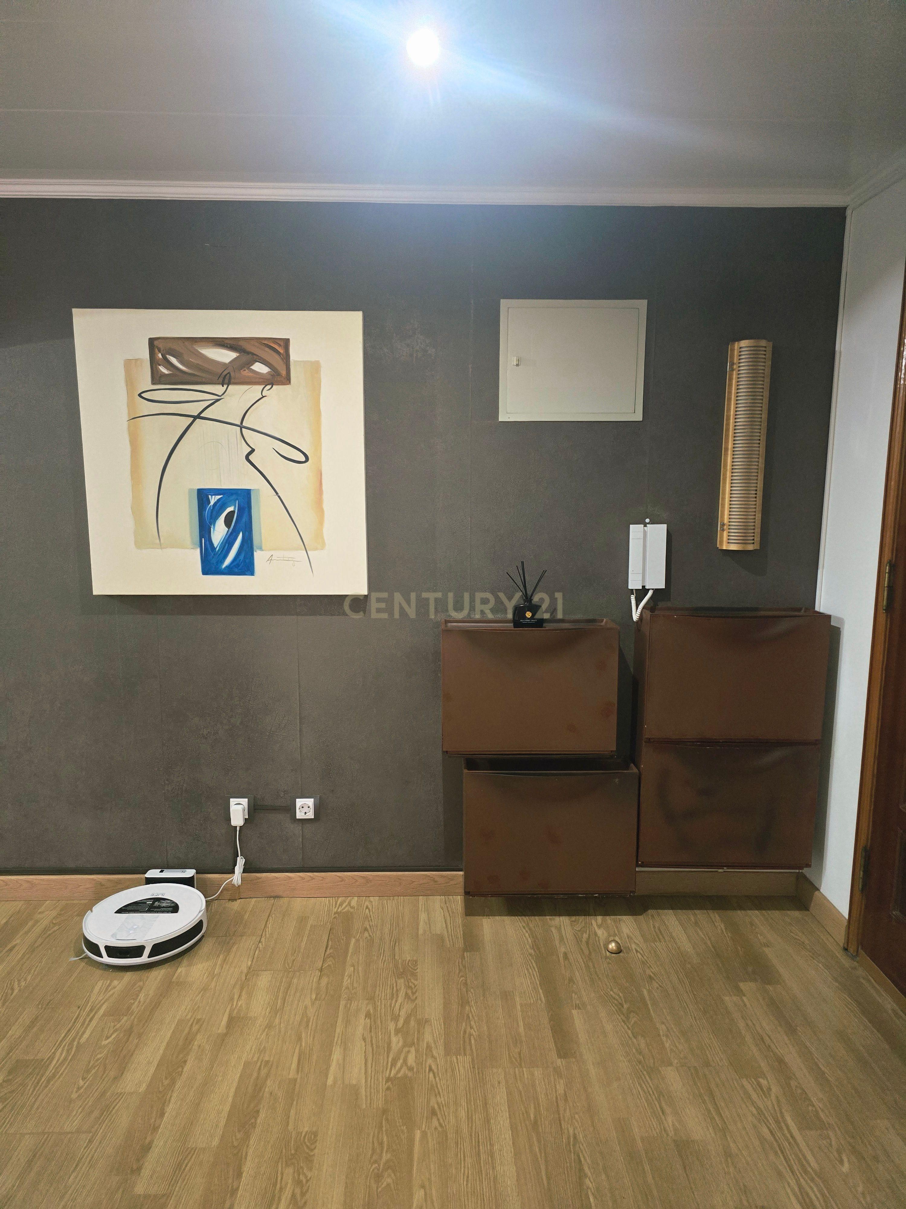 Fotografia 3 de Apartamento T2 com boas áreas, luminosidade, duas varandas fechadas e arrecadação | Tapada das Mercês