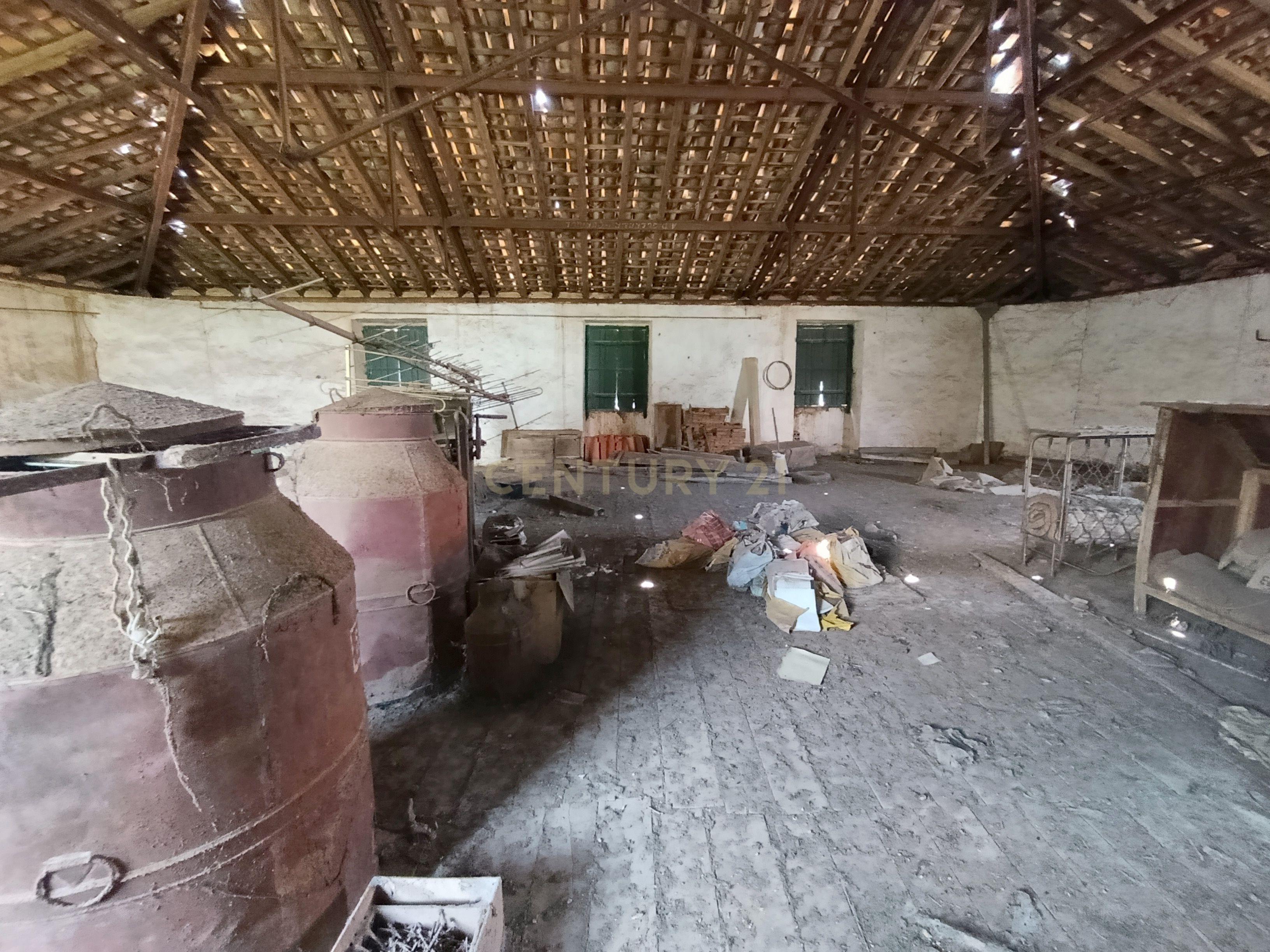 Fotografia 3 de Armazém para Recuperar em Santana da Serra – Oportunidade de Investimento a Apenas 15 Minutos do Algarve
