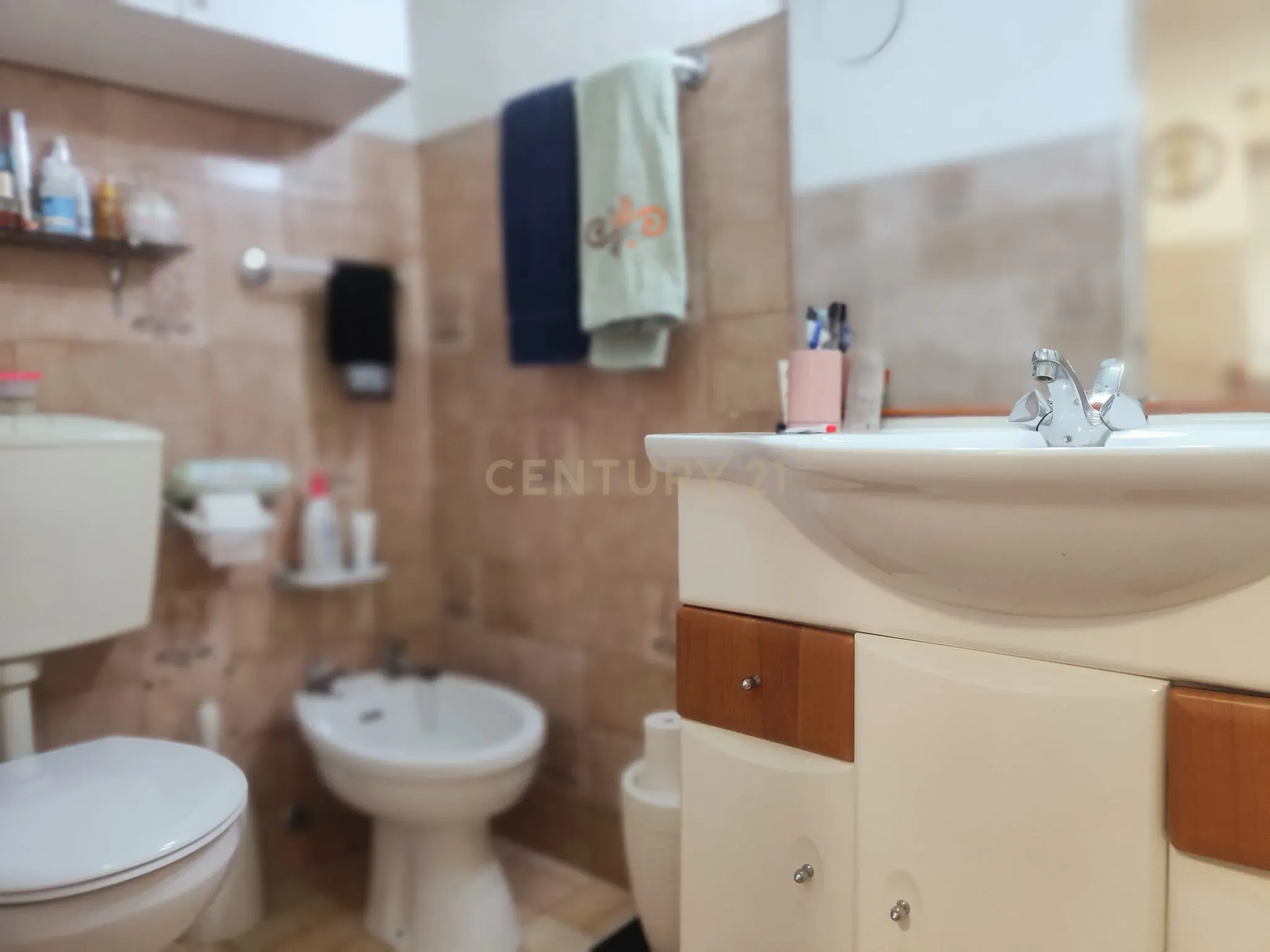 Prédio Bi-Familiar T2 e 2 Anexos Tipologia T1 Em Zona Residencial Tranquila Na Póvoa de Santo Adrião  - Image 65