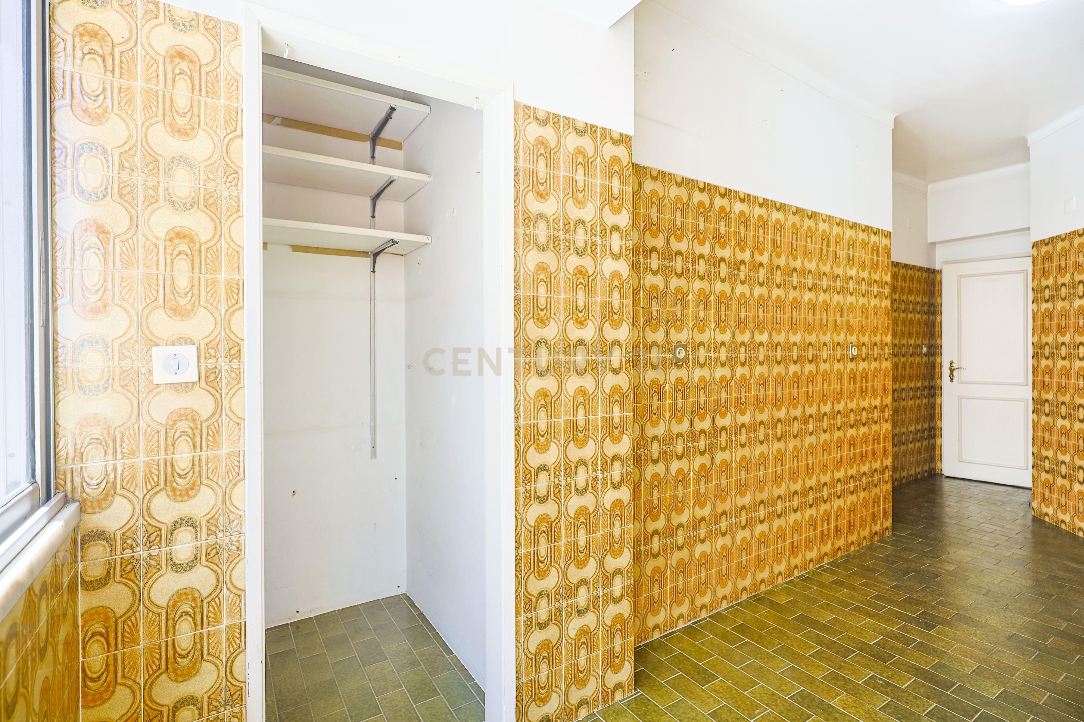 Apartamento T3 com elevador e varanda em Vila Franca de Xira - Image 4
