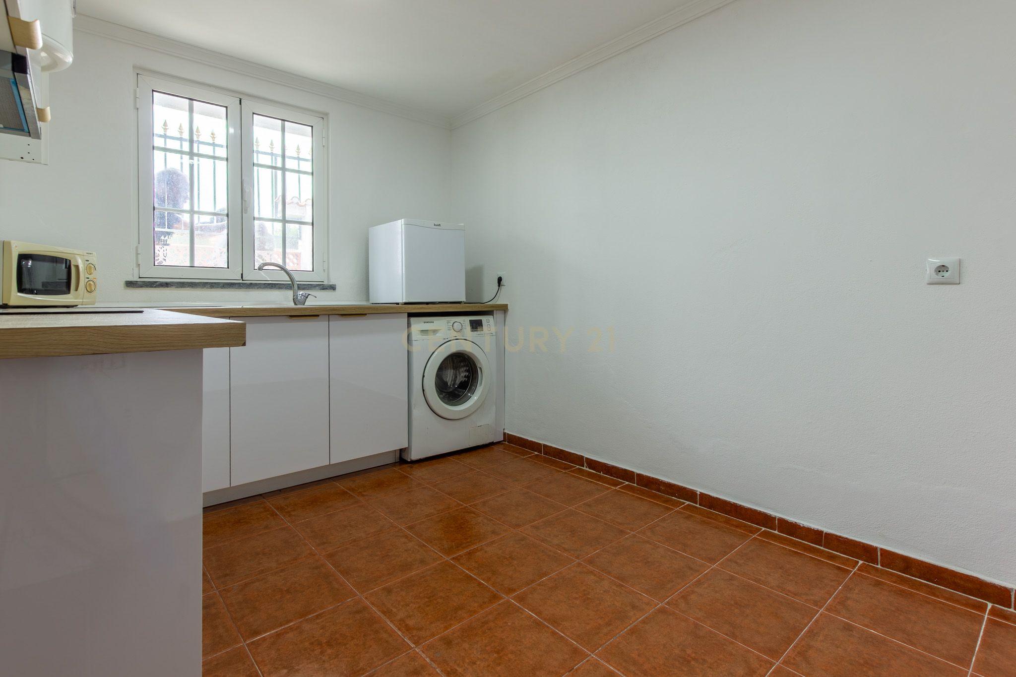 Fotografia 5 de MORADIA BIFAMILIAR T2 + T2 COM GARAGEM E AMPLO ESPAÇO EXTERIOR.