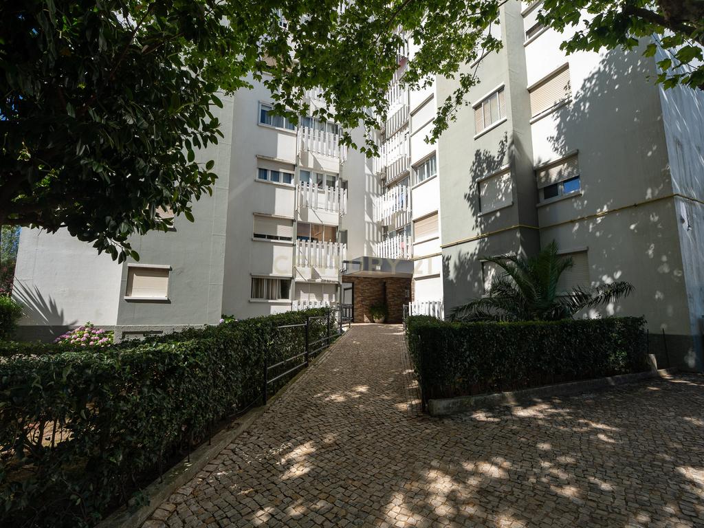 Apartamento de tipologia T4, com 2 WC e arrecadação localizado em Santo António dos Cavaleiros – Loures. - Image 1