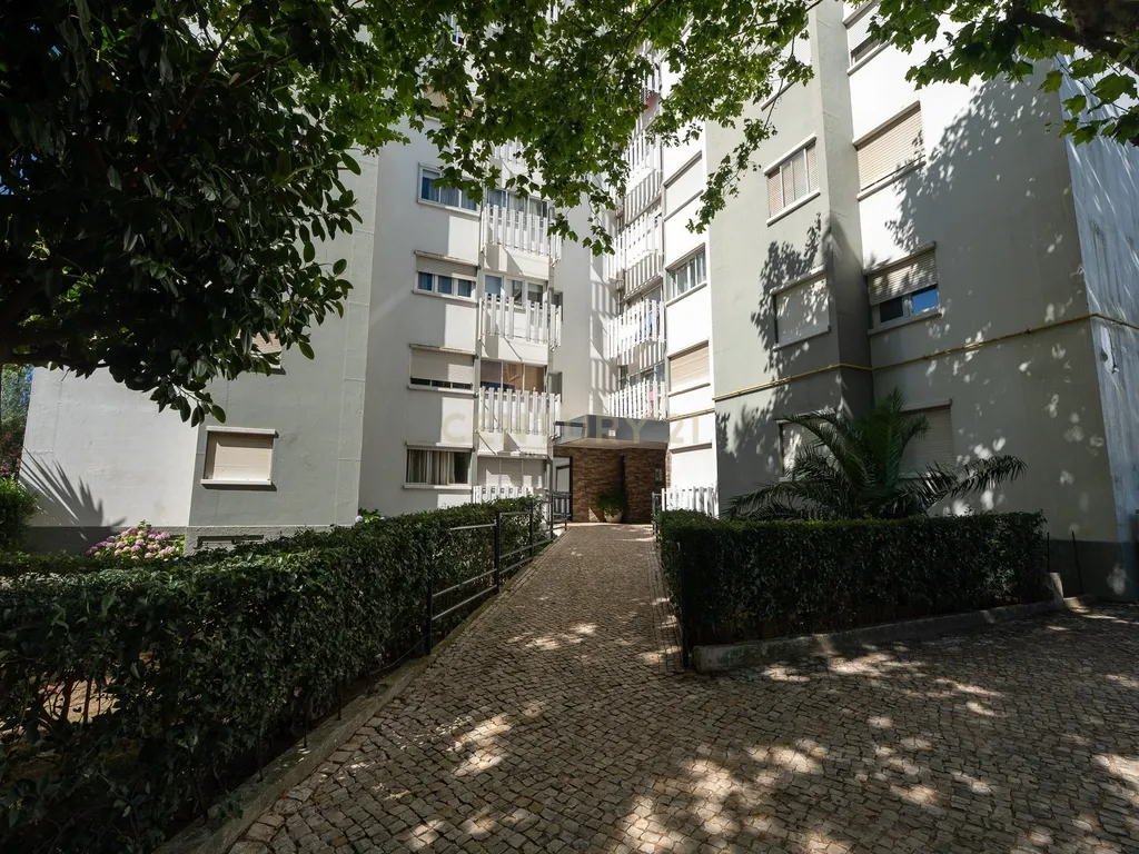 Apartamento de tipologia T4, com 2 WC e arrecadação localizado em Santo António dos Cavaleiros – Loures. - Image 1
