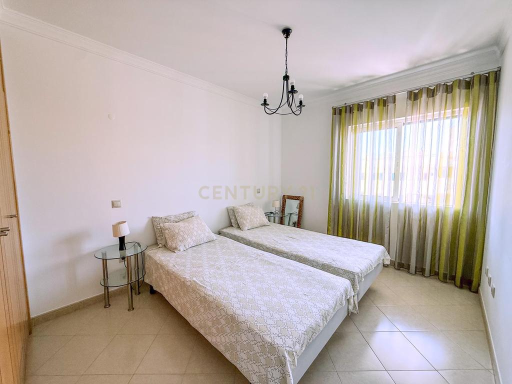 Espaçoso apartamento T2 com varanda em Armação de Pêra, Silves. - Image 8