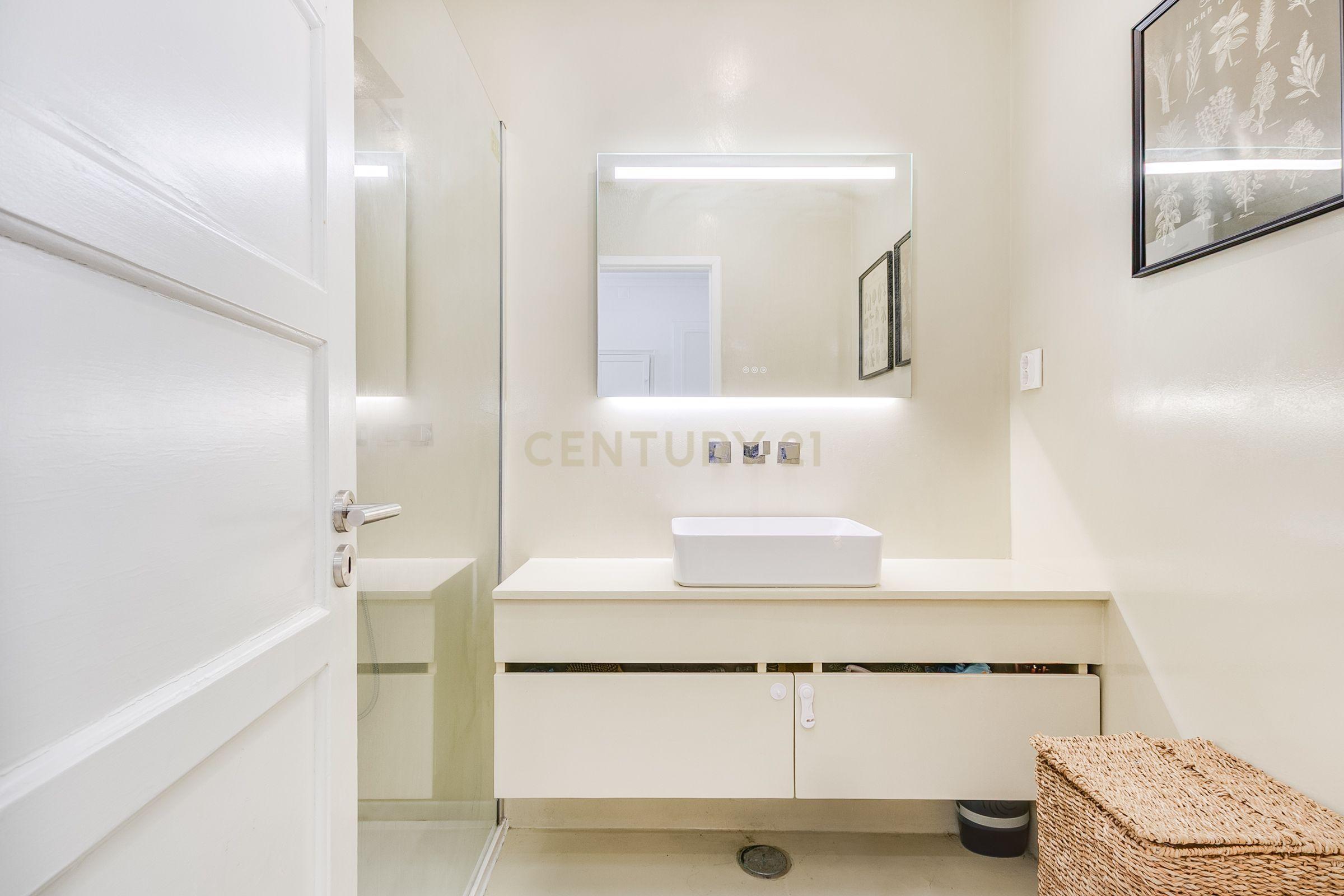 Apartamento T2 Remodelado com Varanda em Campo de Ourique, junto ao Jardim da Estrela - Image 17