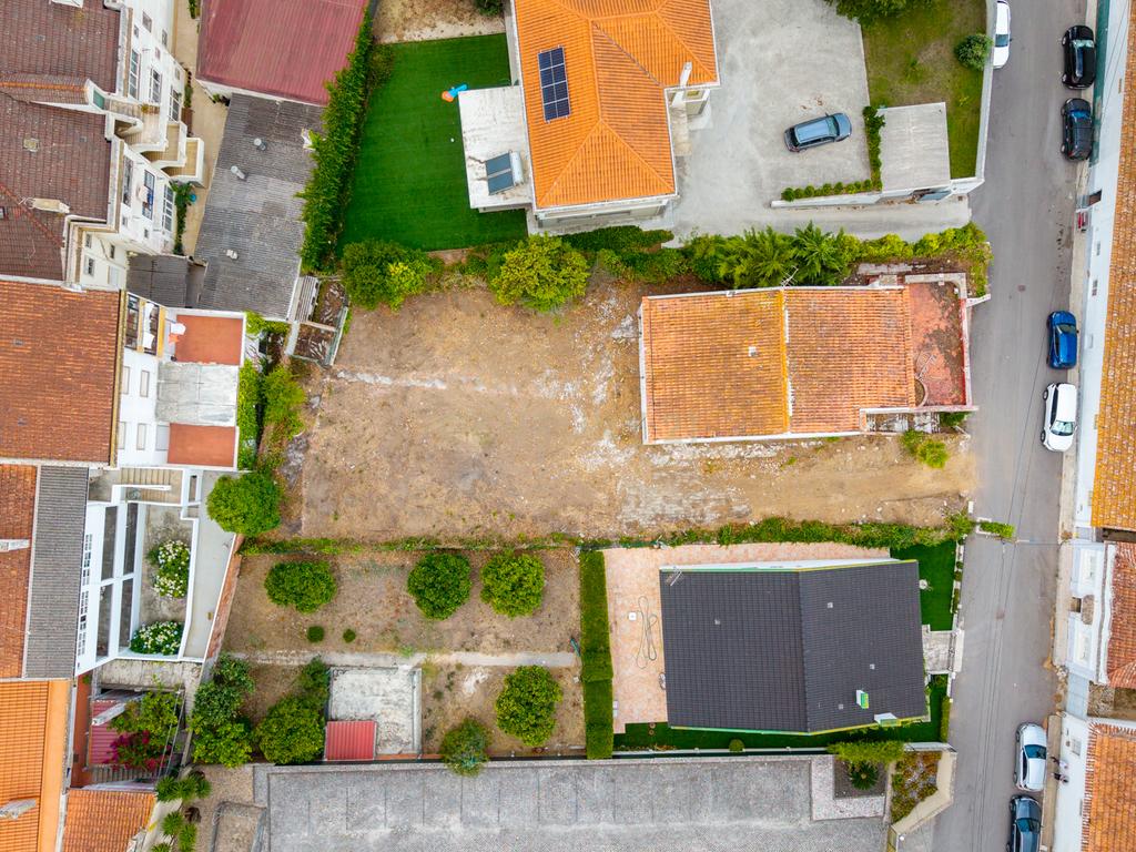 Moradia T5 para remodelar ou lote para construção — Centro do Bombarral - Image 17