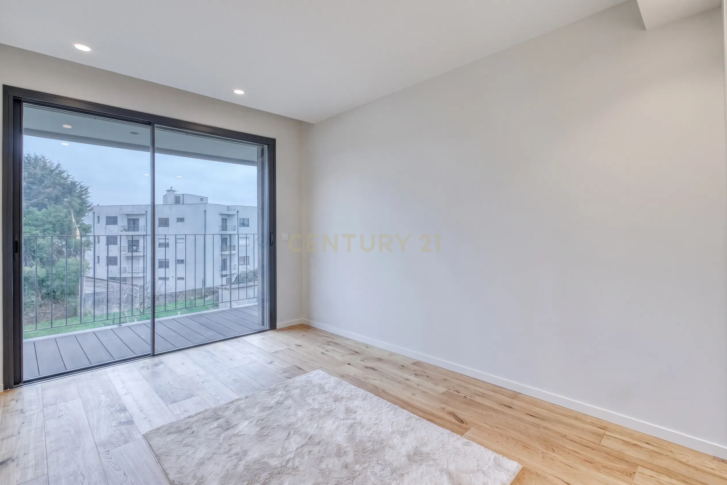 Fotografia 10 de T2 Último Piso Semi-Novo com varanda na Madalena
