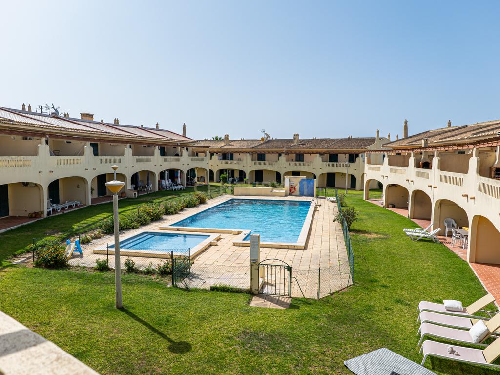 Apartamento com Vista Piscina em Condomínio Privado – VILAMAR (Porches, Algarve) - Image 1